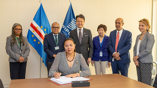 WIPO Director General Meets Delegation of Cabo Verde On July 10, 2025, WIPO Director General Daren Tang (standing, third from left) met with Clara Manuela da Luz Delgado Jesus, Ambassador and Permanent Representative of https://www.wipo.int/directory/en/details.jsp?country_code=CV to the United Nations Office, and her accompanying delegation. During the meeting, Cabo Verde signed the WIPO https://www.wipo.int/treaties/en/ip/rdlt/ . They met on the sidelines of the https://www.wipo.int/en/web/assemblies/a66/ , held in Geneva, Switzerland from July 8-17, 2025. Copyright: WIPO. Photo: Emmanuel Berrod. This work is licensed under a https://creativecommons.org/licenses/by/4.0/ .