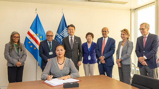 WIPO Director General Meets Delegation of Cabo Verde On July 10, 2025, WIPO Director General Daren Tang (standing, third from left) met with Clara Manuela da Luz Delgado Jesus, Ambassador and Permanent Representative of https://www.wipo.int/directory/en/details.jsp?country_code=CV to the United Nations Office, and her accompanying delegation. During the meeting, Cabo Verde signed the WIPO https://www.wipo.int/treaties/en/ip/rdlt/ . They met on the sidelines of the https://www.wipo.int/en/web/assemblies/a66/ , held in Geneva, Switzerland from July 8-17, 2025. Copyright: WIPO. Photo: Emmanuel Berrod. This work is licensed under a https://creativecommons.org/licenses/by/4.0/ .