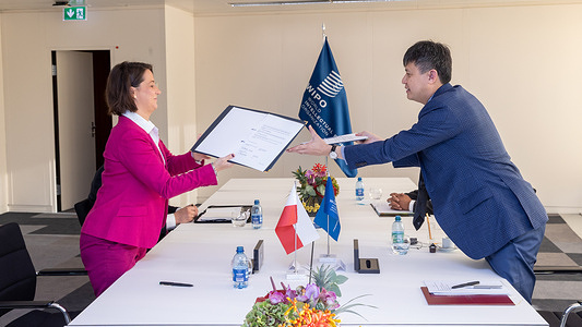 WIPO and Poland Sign an Agreement on Data Quality and Data Exchange On October 6, 2021, WIPO Director General Daren Tang (right) met with Edyta Demby-Siwek, President of the Patent Office of <a href="https://www.wipo.int/members/en/details.jsp?country_id=141" rel="noreferrer nofollow">Poland</a>. During their meeting, they signed an agreement on data quality and exchange. A concrete benefit of the agreement will be the availability of Polish IP information in WIPO's global intellectual property databases, enhancing the accessibility of industrial property information to promote innovation and creativity worldwide. The meeting was held on the sidelines of the <a href="https://www.wipo.int/about-wipo/en/assemblies/2021/a_62/index.html" rel="noreferrer nofollow">Assemblies of WIPO Member States</a>, which met from October 4 to October 8, 2021. Copyright: WIPO. Photo: Emmanuel Berrod. This work is licensed under a <a href="https://creativecommons.org/licenses/by-nc-nd/3.0/igo/" rel="noreferrer nofollow">Creative Commons Attribution-NonCommercial-NoDerivs 3.0 IGO License</a>.